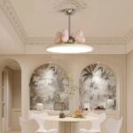 Kronleuchter für das Babyzimmer mit rosa Herzen — Detailaufnahme
