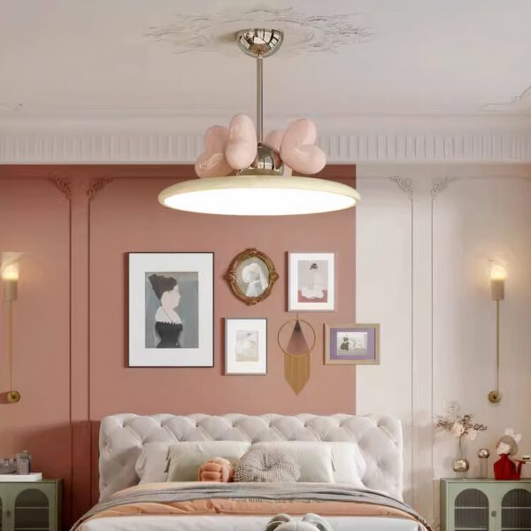 Kronleuchter für Babyzimmer mit rosa Herzen, über dem Bett hängend