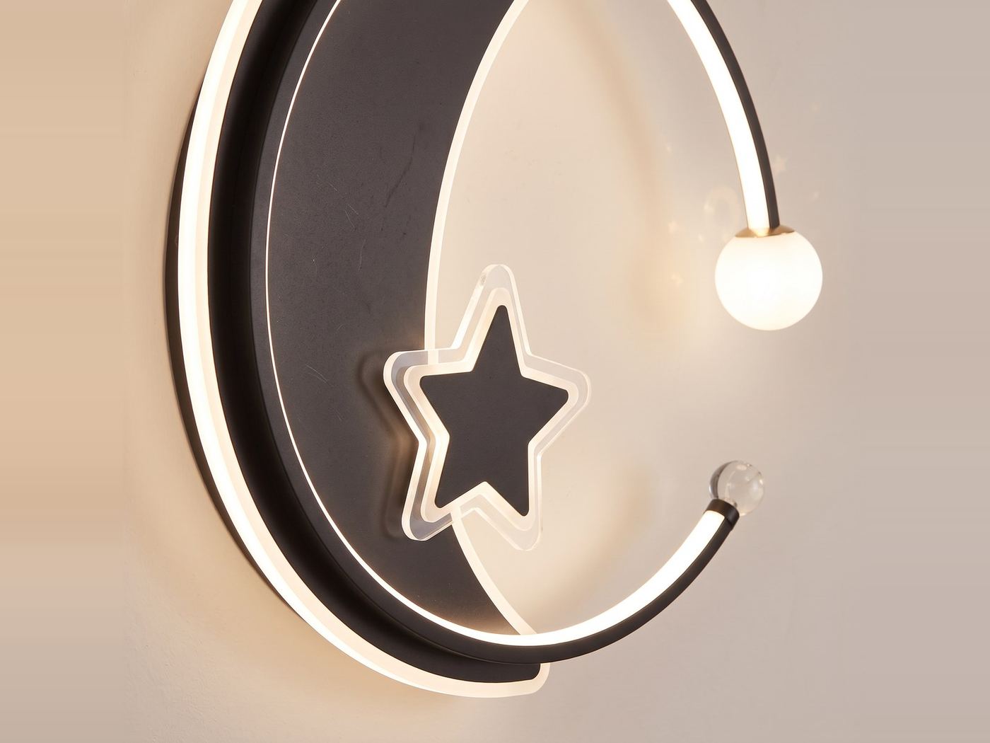 Deckenleuchte mit Mond und Stern in einem Kinderzimmer bei Tageslicht, über einem Einzelbett