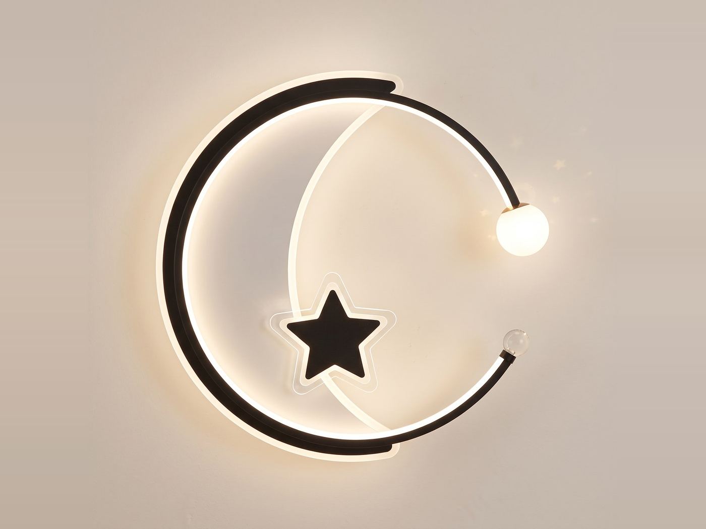 Deckenleuchte mit Mond und Stern am Abend eingeschaltet, sanftes Licht und projizierte Sterne um die Kugel