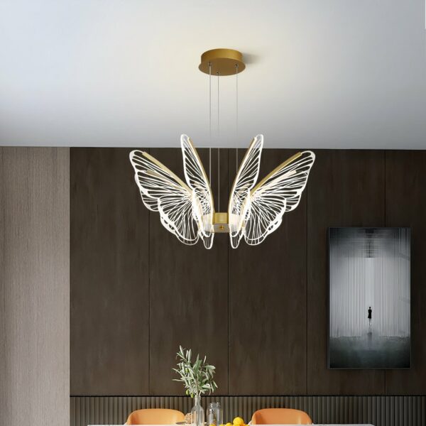 Kronleuchter im Schlafzimmer mit Schmetterlingsdesign aus Metall auf braunem Hintergrund