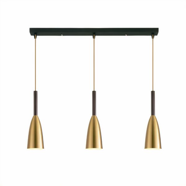 Deckenkronleuchter mit drei konischen, goldfarbenen Lampenschirmen, die an einem Kabel aufgehängt sind. Auf einem weißen Hintergrund.