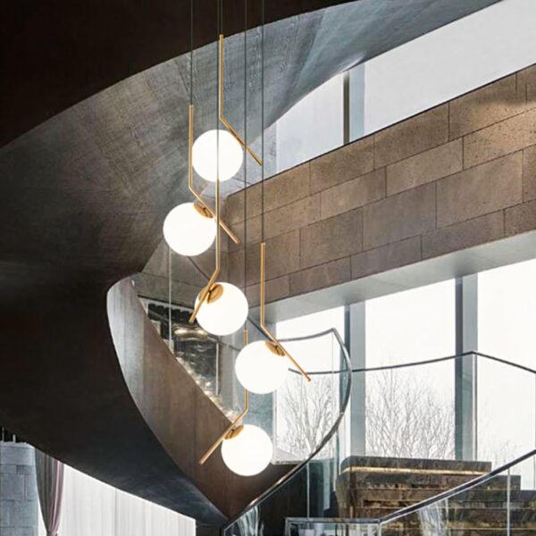 Kronleuchter mit 5 LED-Kugeln zum Aufhängen in einem Loft-Zimmer mit modernem Design