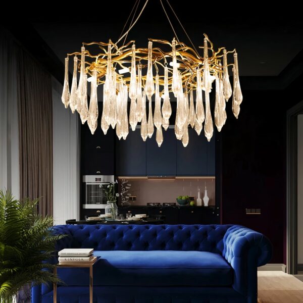 kronleuchter mit goldenem Tropfen aus Kristall in modernem Design in einem schicken Wohnzimmer in Blautönen