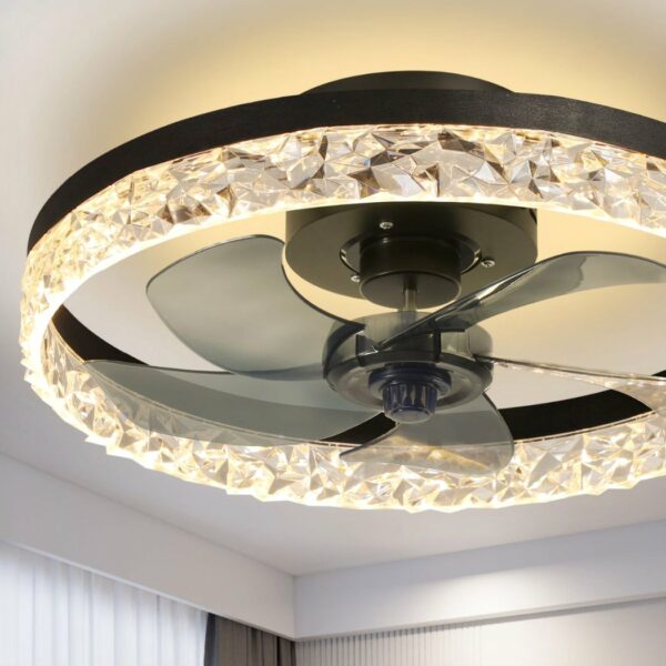 Kronleuchter mit LED-Leuchten mit Diamantdekoration an der Decke