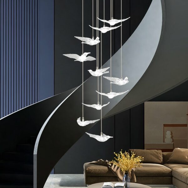 kronleuchter Vögel LED weiß vor einer Treppe in einem Wohnzimmer