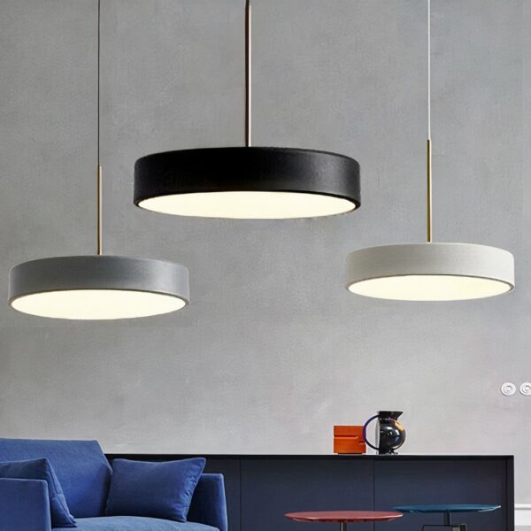 LED-Hängeleuchte in nordischem Stil in Form einer Scheibe im Wohnzimmer