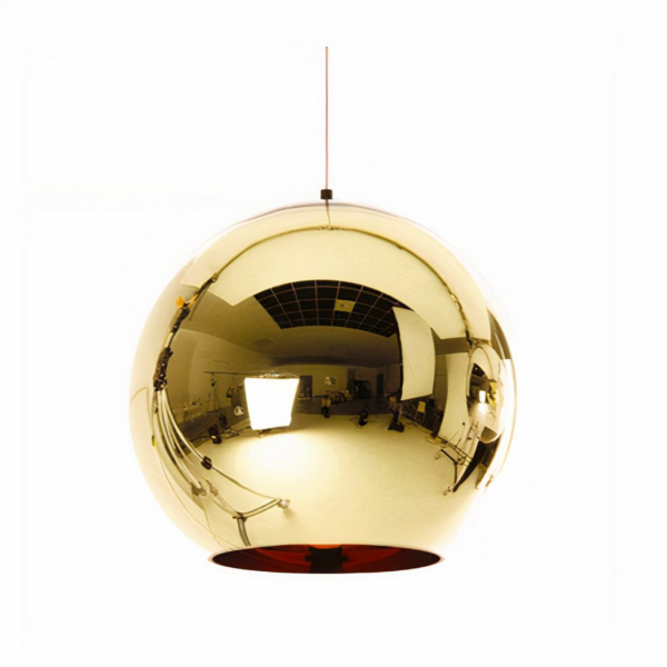 Goldene, spiegelnde Kugelpendelleuchte mit rot getoentem Innenrand