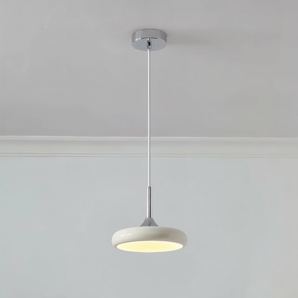 LED-Metall-Hängeleuchte mit modernem Design auf grauem Hintergrund