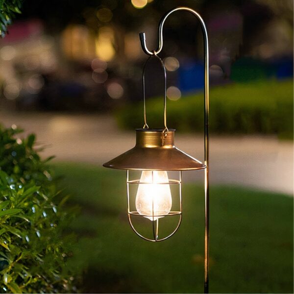 LED-Pendelleuchte für den Außenbereich Solar und Retro auf grünem Hintergrund bei Nacht