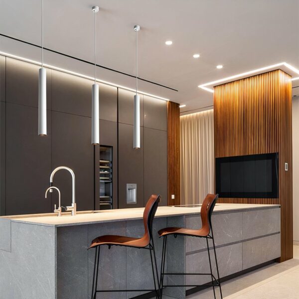 Suspension tube LED au simple nordique moderne présentée au dessus d'une cuisine