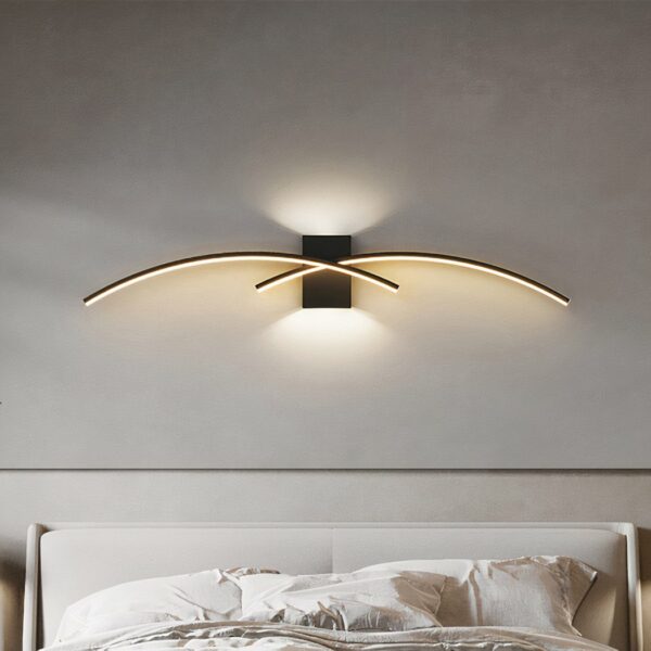 LED-Wandleuchte für Innenräume mit minimalistischem und modernem Kreisbogendesign in einem Schlafzimmer über einem Bett