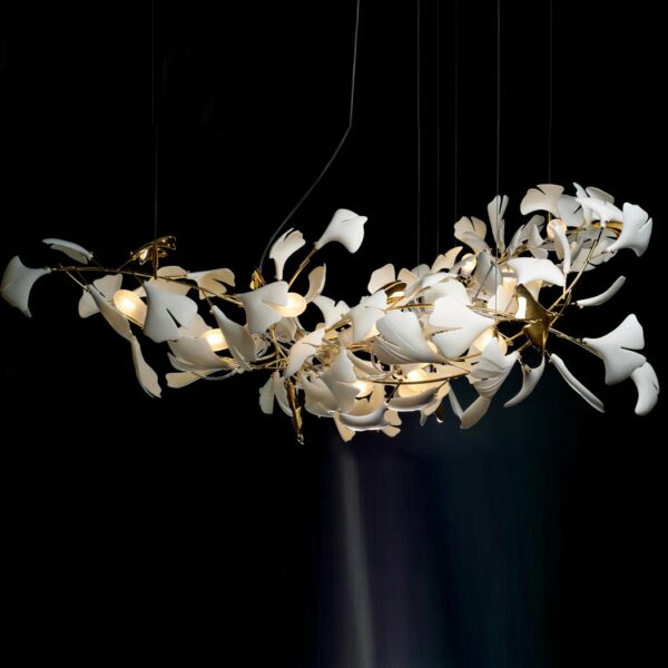 Schlanke und elegante Pendelleuchte mit weißem Blatt auf schwarzem Hintergrund