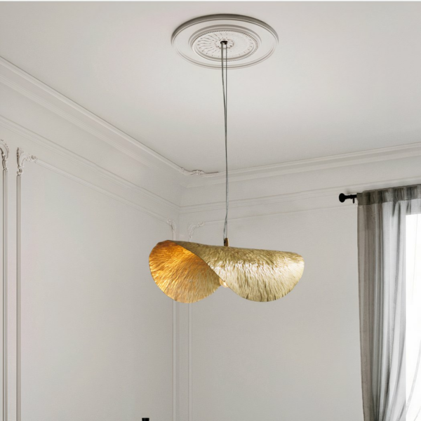 Luxuriöse Hängeleuchte aus Messing im Retro-Design auf grauem Hintergrund