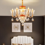 Luxuriöser Kronleuchter im modernen italienischen Stil auf grauem Hintergrund mit zwei weißen Bildern
