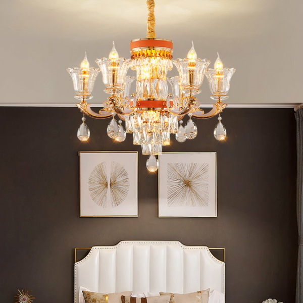 Luxuriöser Kronleuchter im modernen italienischen Stil auf grauem Hintergrund mit zwei weißen Bildern