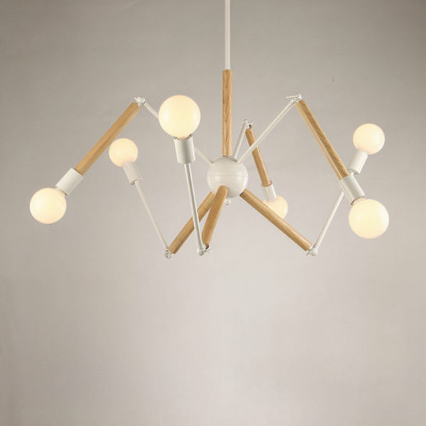 Kronleuchter Spinne, aus weißen Metallstäben und Holz, mit einer Glühbirne am Ende jedes Stabes. Hängend, eine weiße Wand im Hintergrund.