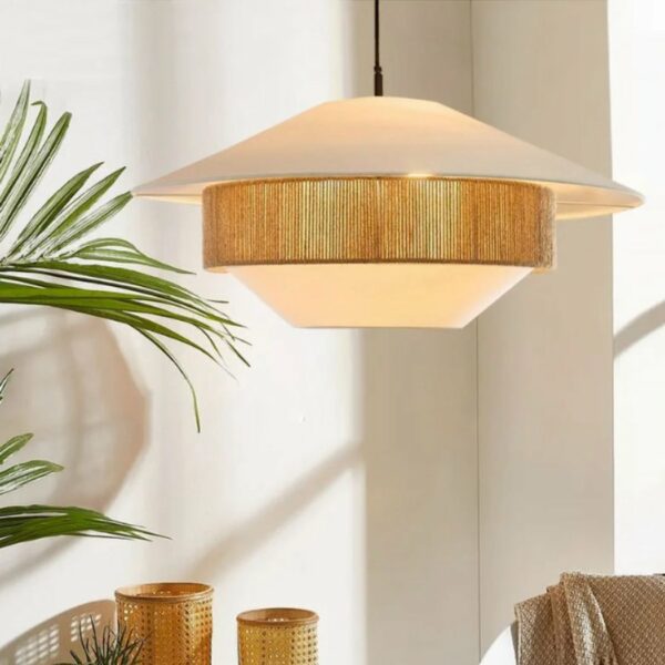 Minimalistische japanische Boho-Hängeleuchte aus handgewebtem Hanf in einem Wohnzimmer
