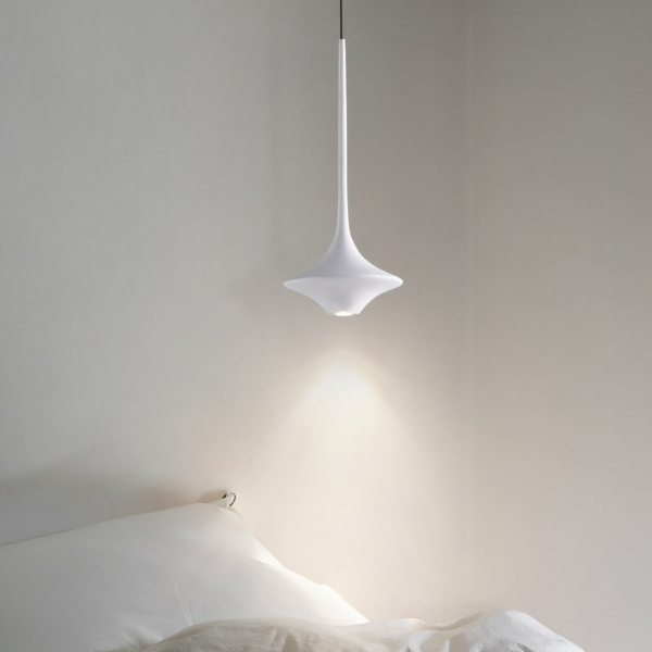 Minimalistische Hängeleuchte im nordischen Design, die in der Nähe eines Bettes aufgehängt wird
