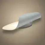 Minimalistische weiße Wandleuchte — im Raum