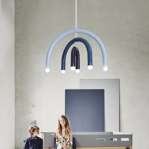 Minimalistischer LED-Kinderleuchter mit Regenbogen in einem minimalistischen Zimmer mit zwei Kindern