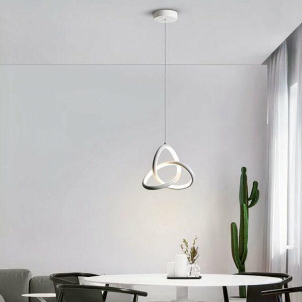 Moderne Pendelleuchte mit künstlerischem Design in einem Wohnzimmer installiert
