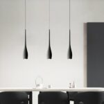 Suspension moderne en forme de goutte noire présentées dans une salle à manger