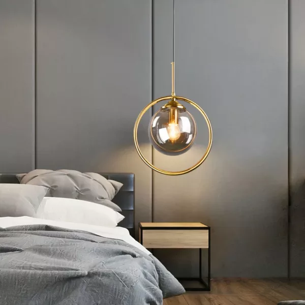 LED-Lampenschirm in Form einer Glaskugel Kronleuchter, der über einem Bett hängt