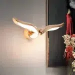 Moderne Wandleuchte in Form eines goldenen Vogels — Detailaufnahme