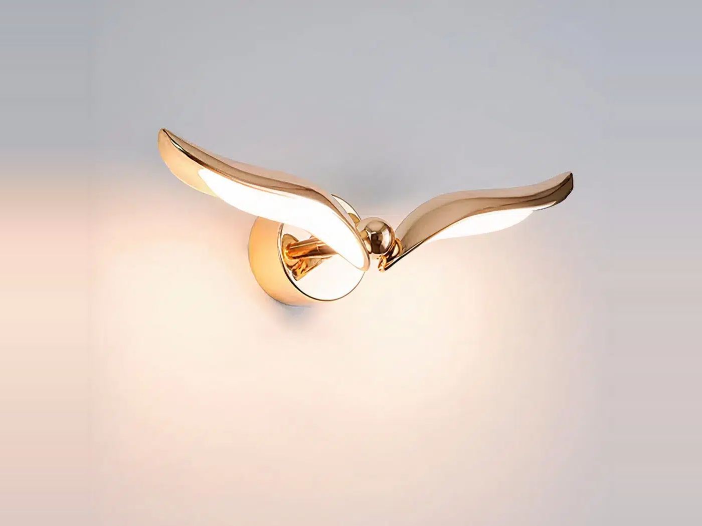 Auf einem weißen Hintergrund sehen Sie eine goldene Wandapplikation in Form eines Vogels, die eingeschaltet ist.