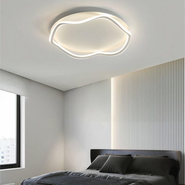 Weißer Kronleuchter in einem Schlafzimmer im modernen Stil aus Aluminium auf grauem Hintergrund
