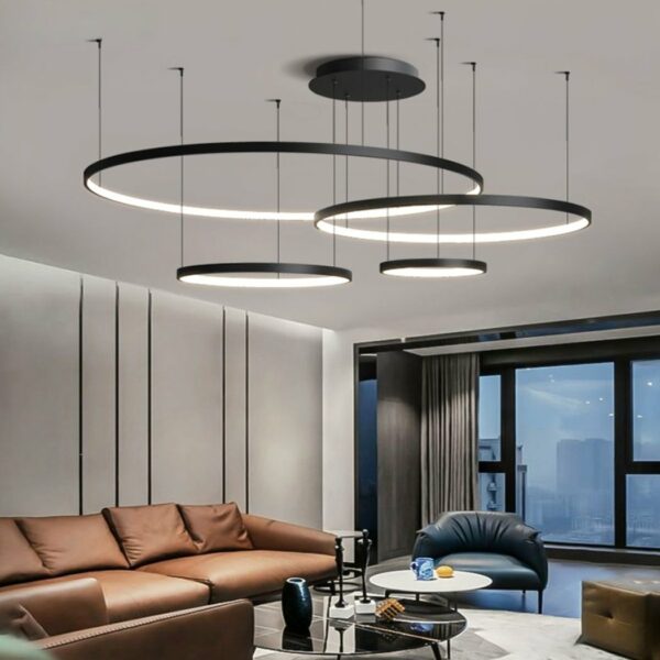 Suspension multiple à anneaux en métal noir dans un salon