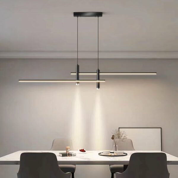 Multiple LED-Pendelleuchte mit modernem minimalistischem Design über einem Esstisch