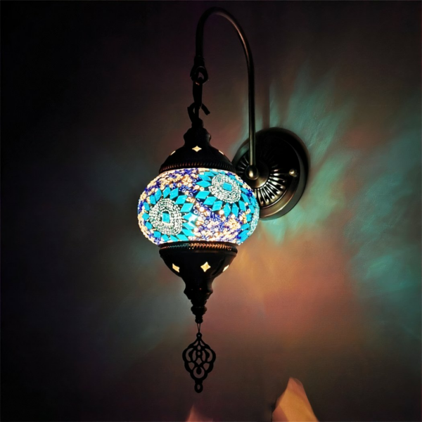Orientalische Wandleuchte mit blauem Glasmosaik, die im Dunkeln leuchtend präsentiert wird