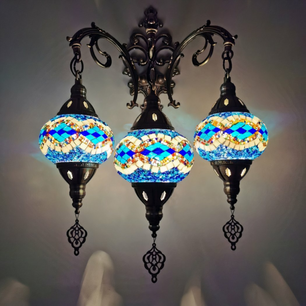 Orientalische Wandleuchte, rundes Design, blaues Mosaik, eingeschaltet präsentiert