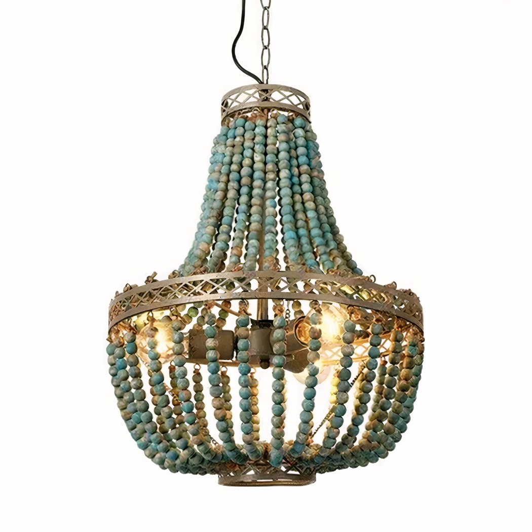 Orientalischer Kronleuchter mit wunderschönen blauen Perlen Auf einem weißen Hintergrund sehen Sie einen orientalischen Kronleuchter mit wunderschönen blauen Perlen.