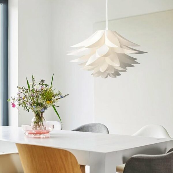 Suspension origami au design moderne décoratif au dessus d'une table de salle à manger