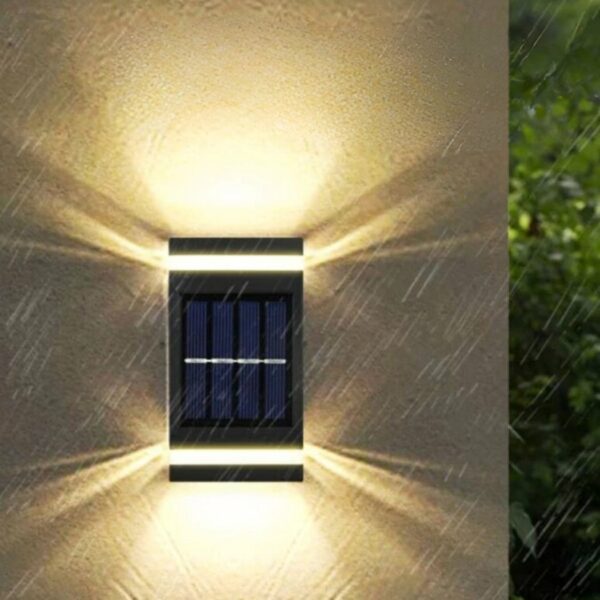 Rechteckige Solar-LED-Wandleuchte für den Außenbereich an einer Gartenmauer