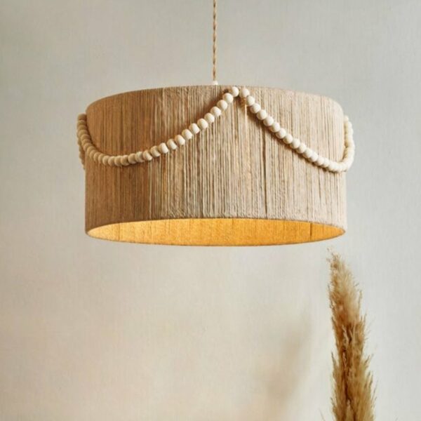 sie sehen einen Retro-Kronleuchter aus handgewebtem Rattan und Holzperlen