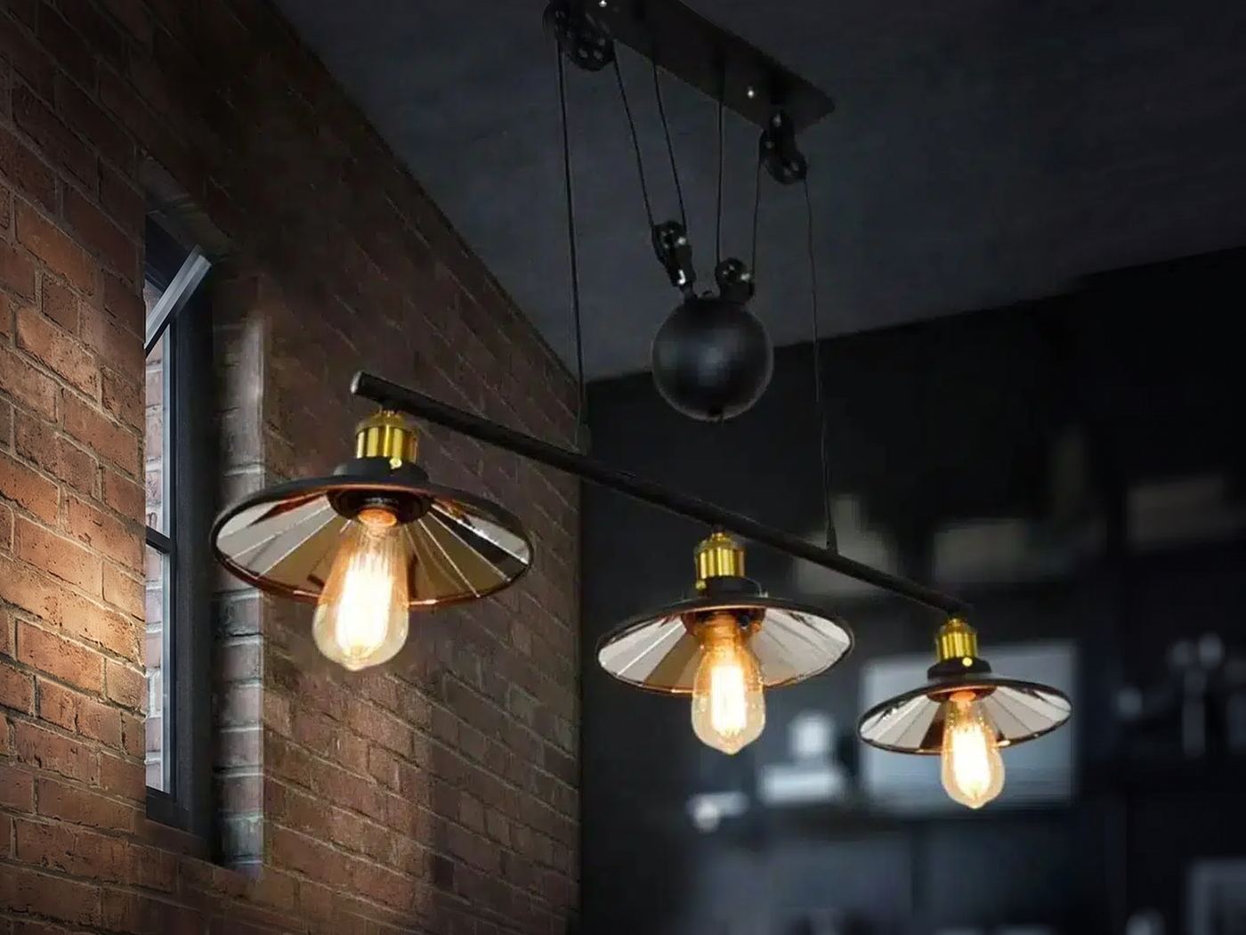 Schwarze Vintage Industrie-Hängeleuchte mit 3 Lampen und schwarzer Metallrolle, Industrielle Beleuchtung mit einem Hauch…