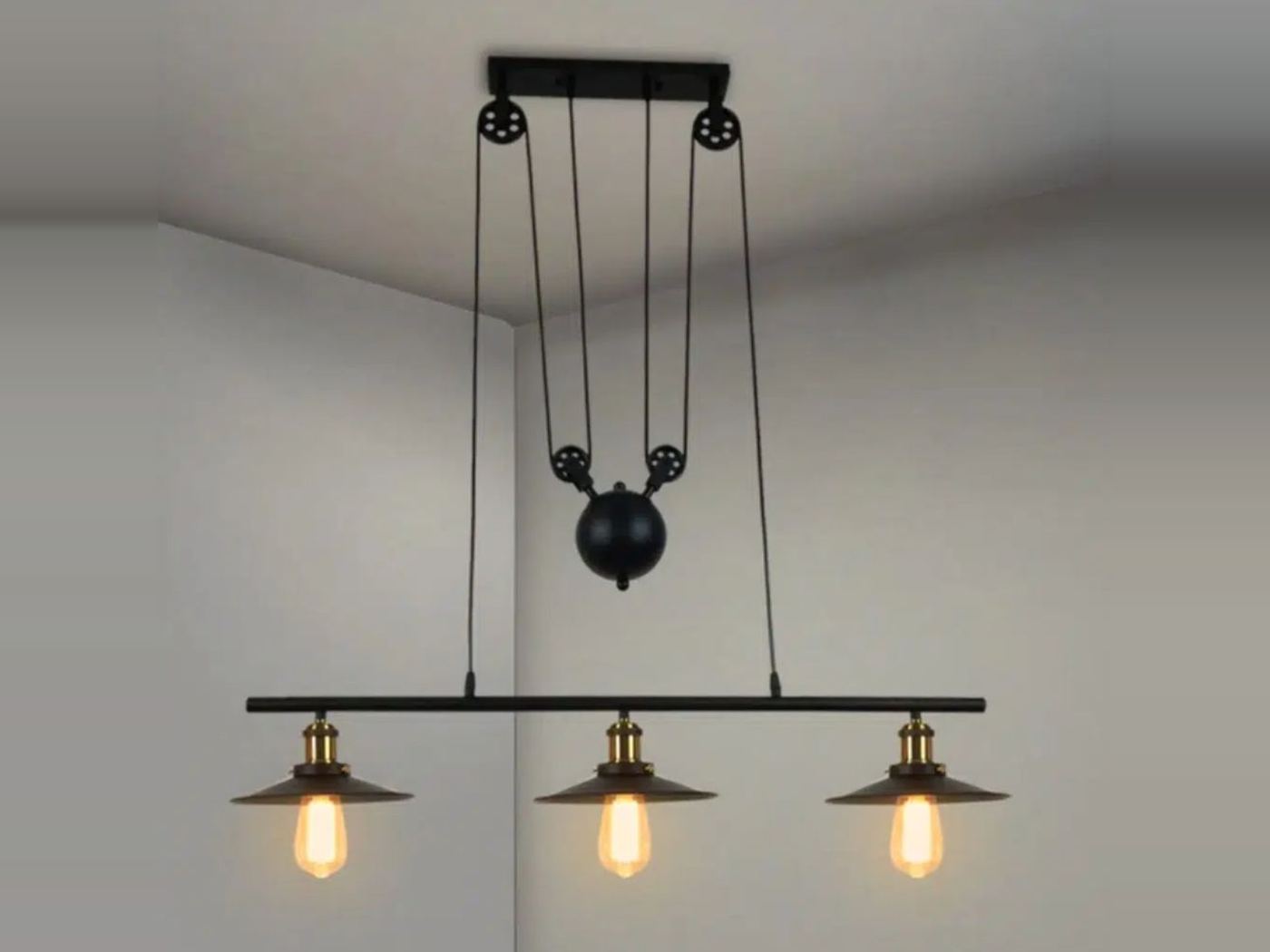Schwarze Vintage Industrie-Hängeleuchte mit 3 Lampen und schwarzer Metallrolle, Hauptansicht