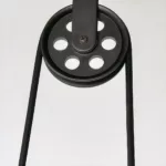 Schwarze Vintage Industrie-Hängeleuchte mit 3 Lampen und schwarzer Metallrolle — Hauptansicht