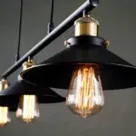 Schwarze Vintage Industrie-Hängeleuchte mit 3 Lampen und schwarzer Metallrolle — im Raum