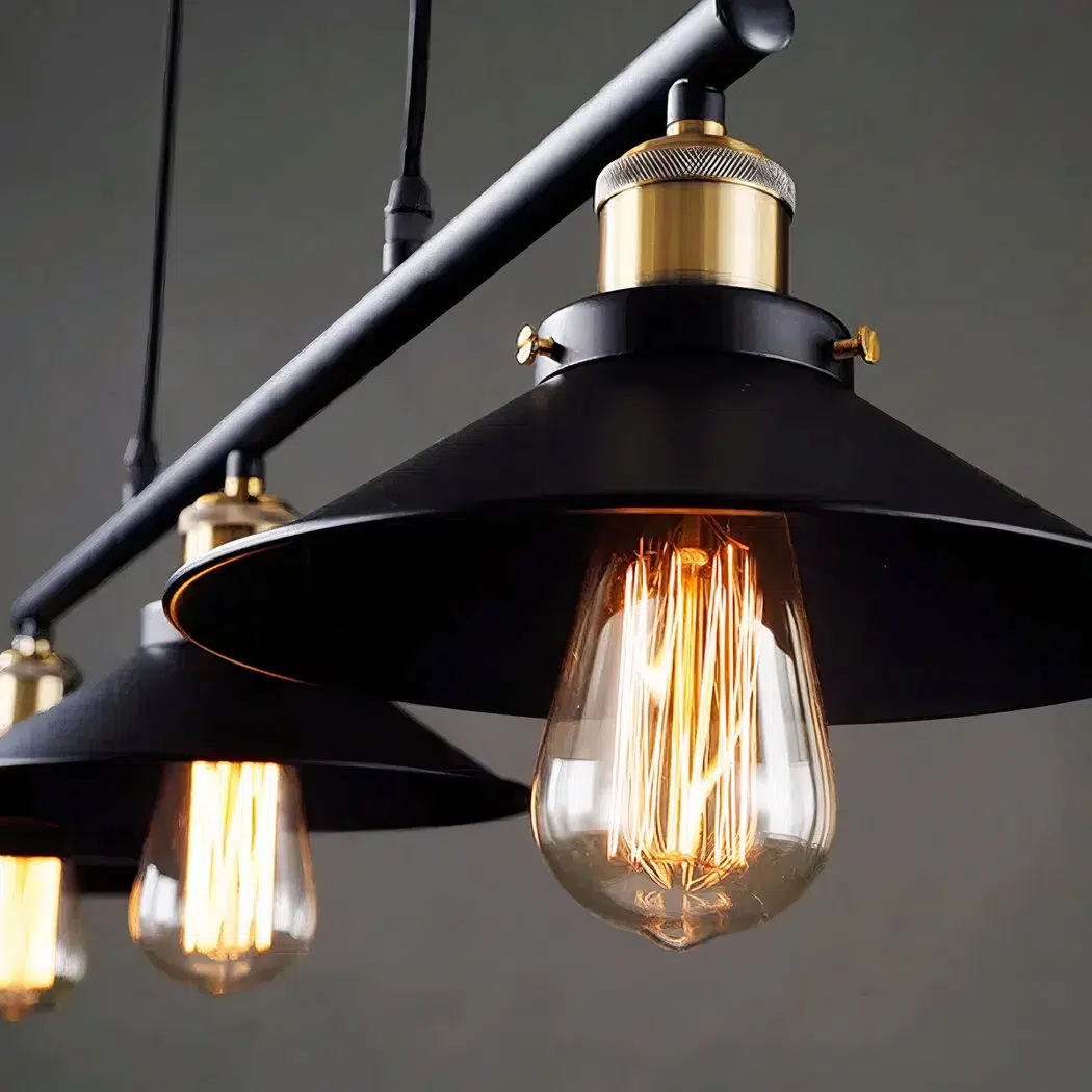 Schwarze Vintage Industrie-Hängeleuchte mit 3 Lampen und schwarzer Metallrolle — im Raum