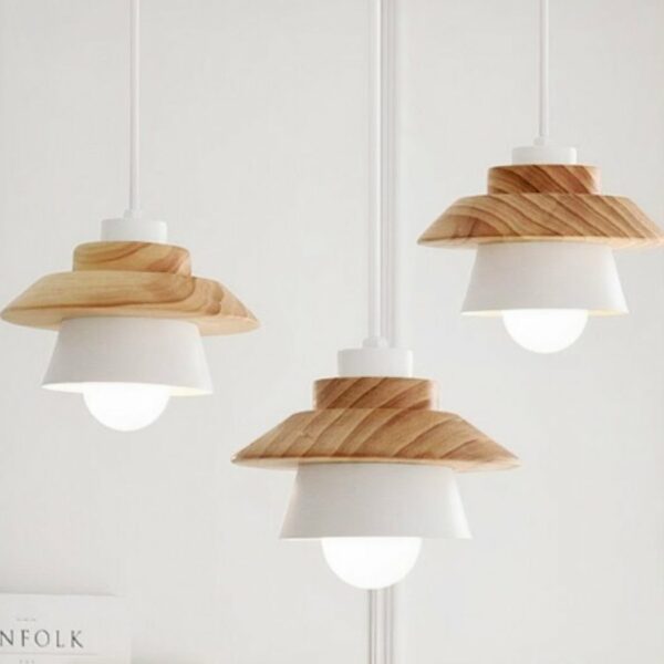 Skandinavische Hängeleuchte aus Holz mit schlichtem Design, weiß, präsentiert Hängeleuchten