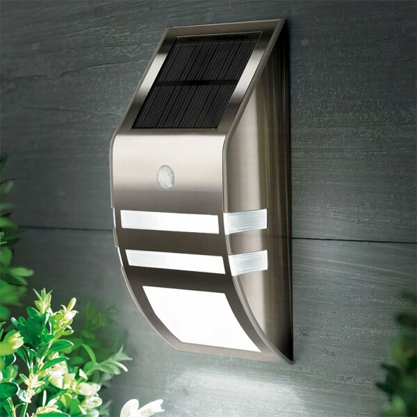 solar-LED-Wandleuchte aus Edelstahl mit Bewegungsmelder an einer Gartenmauer hängend