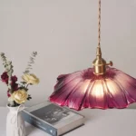 Hängeleuchte Blume aus rosa Glas — Detailaufnahme