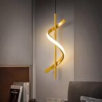 Goldene LED-Spiralpendelleuchte eingeschaltet in einem grauen Schlafzimmer