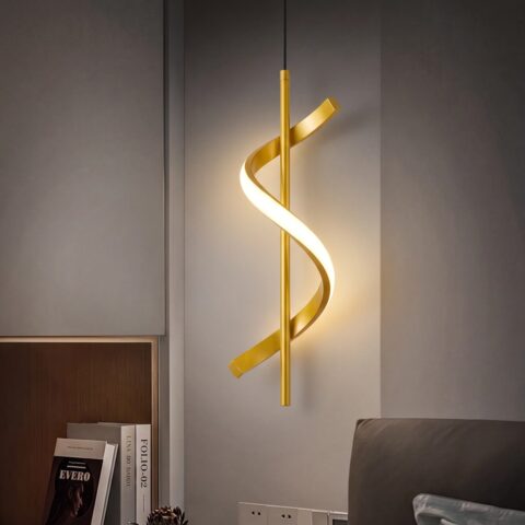 Goldene LED-Spiralpendelleuchte eingeschaltet in einem grauen Schlafzimmer