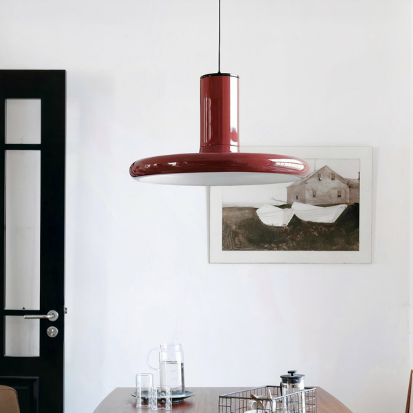 Terracotta-Hängeleuchte im nordischen Stil aus Metall auf grauem Hintergrund mit einem Bild und einem Tisch in der Mitte